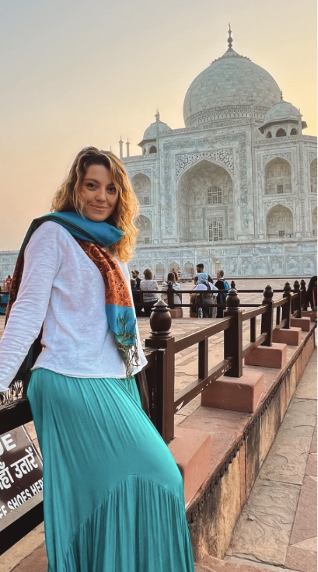 Chiara De Mattia davanti al Taj Mahal