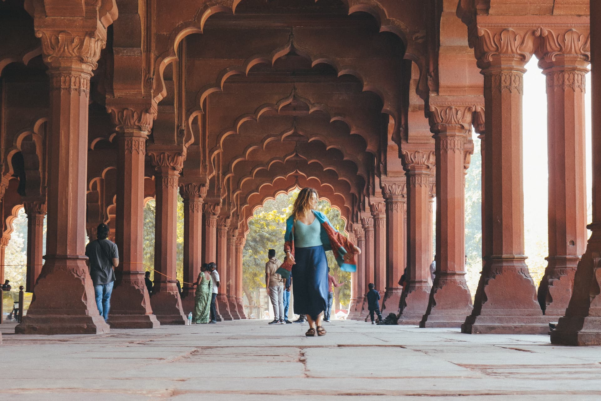 Chiara De Mattia cammina sotto le arcate di un palazzo storico in India