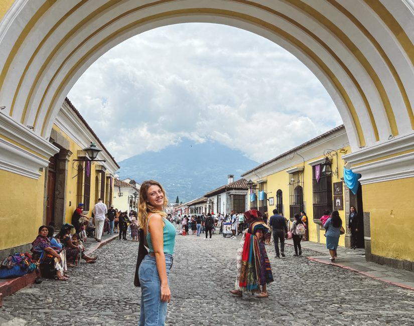 Donna sotto l’Arco di Santa Catalina ad Antigua
