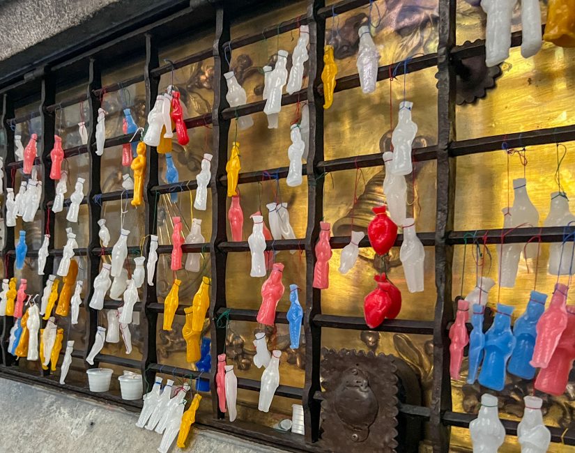 Statuette di cera colorate appese come ex voto nella chiesa di Hermano Pedro