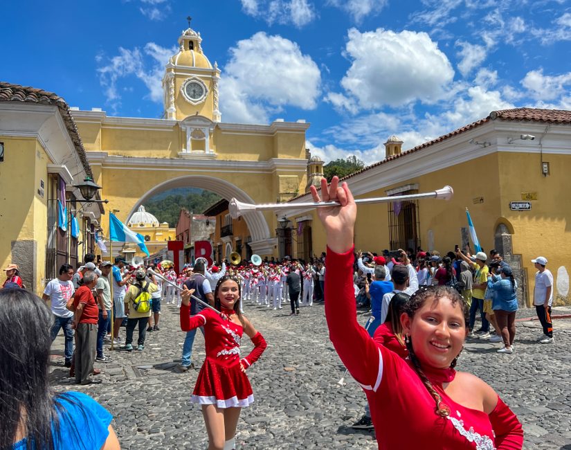 Parata colorata di studenti per la festa dell’indipendenza ad Antigua