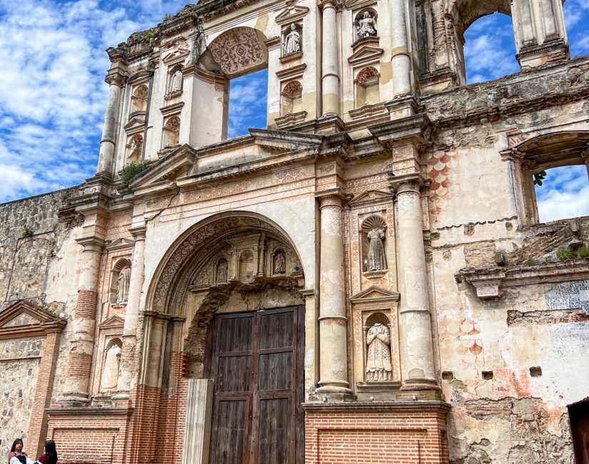 Facciata in rovina di una chiesa coloniale di Antigua
