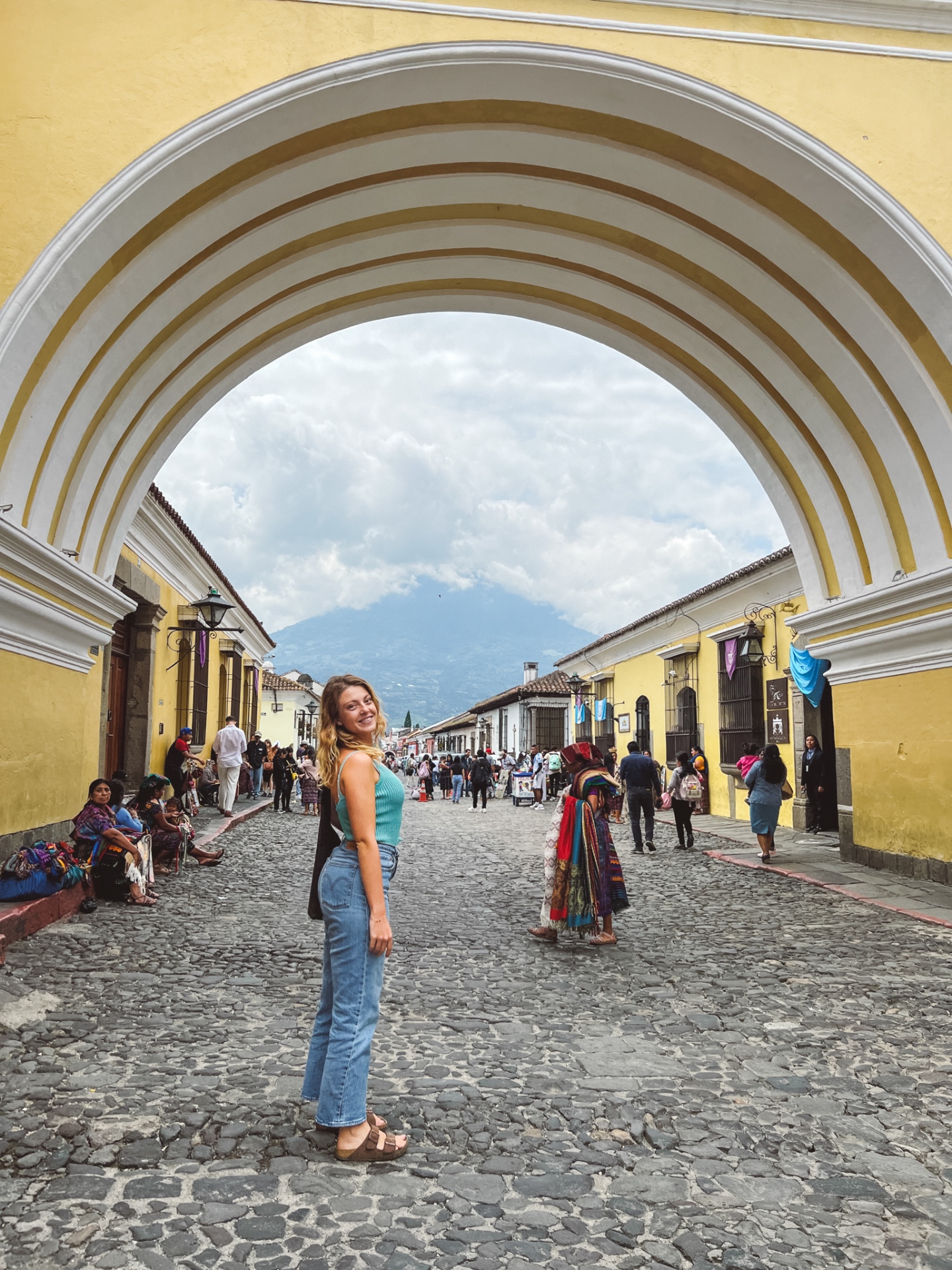Arco giallo di Santa Catalina ad Antigua con vulcano