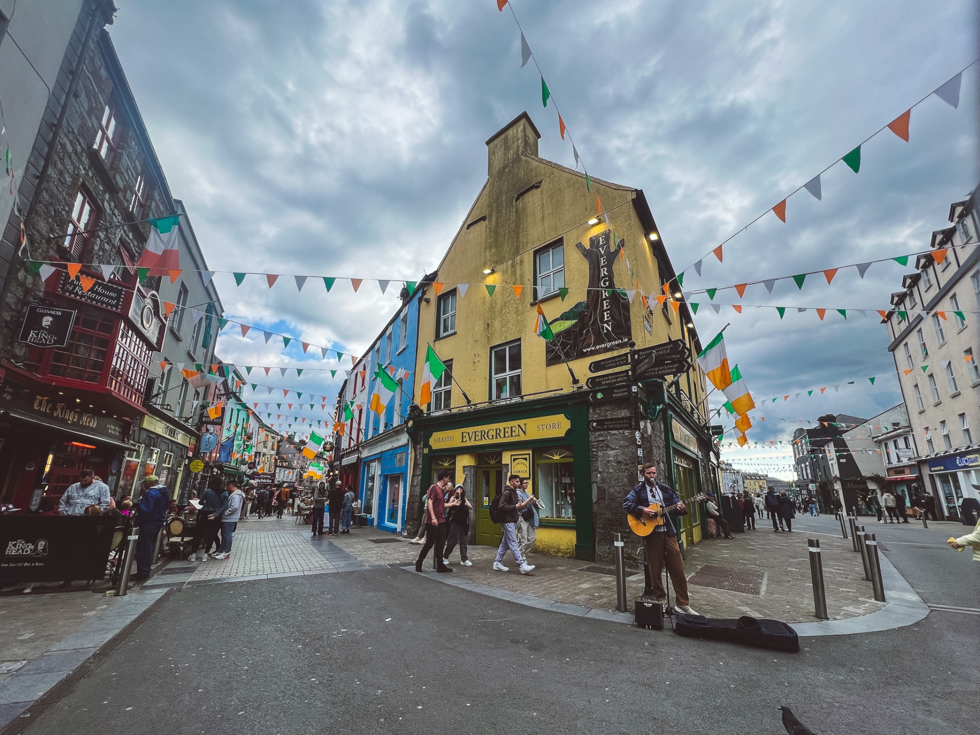 Il quartiere latino di Galway con bandiere irlandesi e musicista di strada