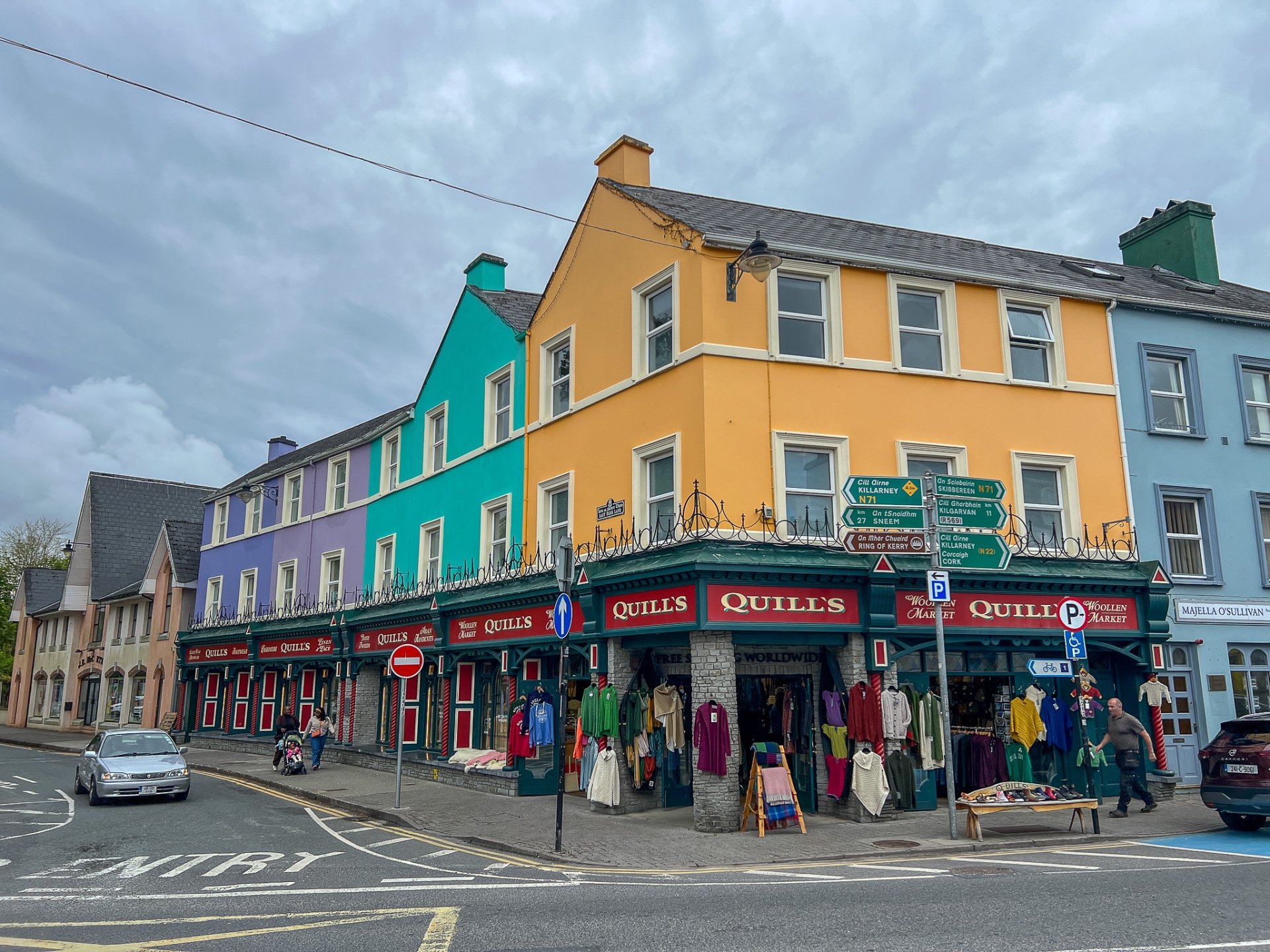 Case colorate e negozi tipici a Kenmare