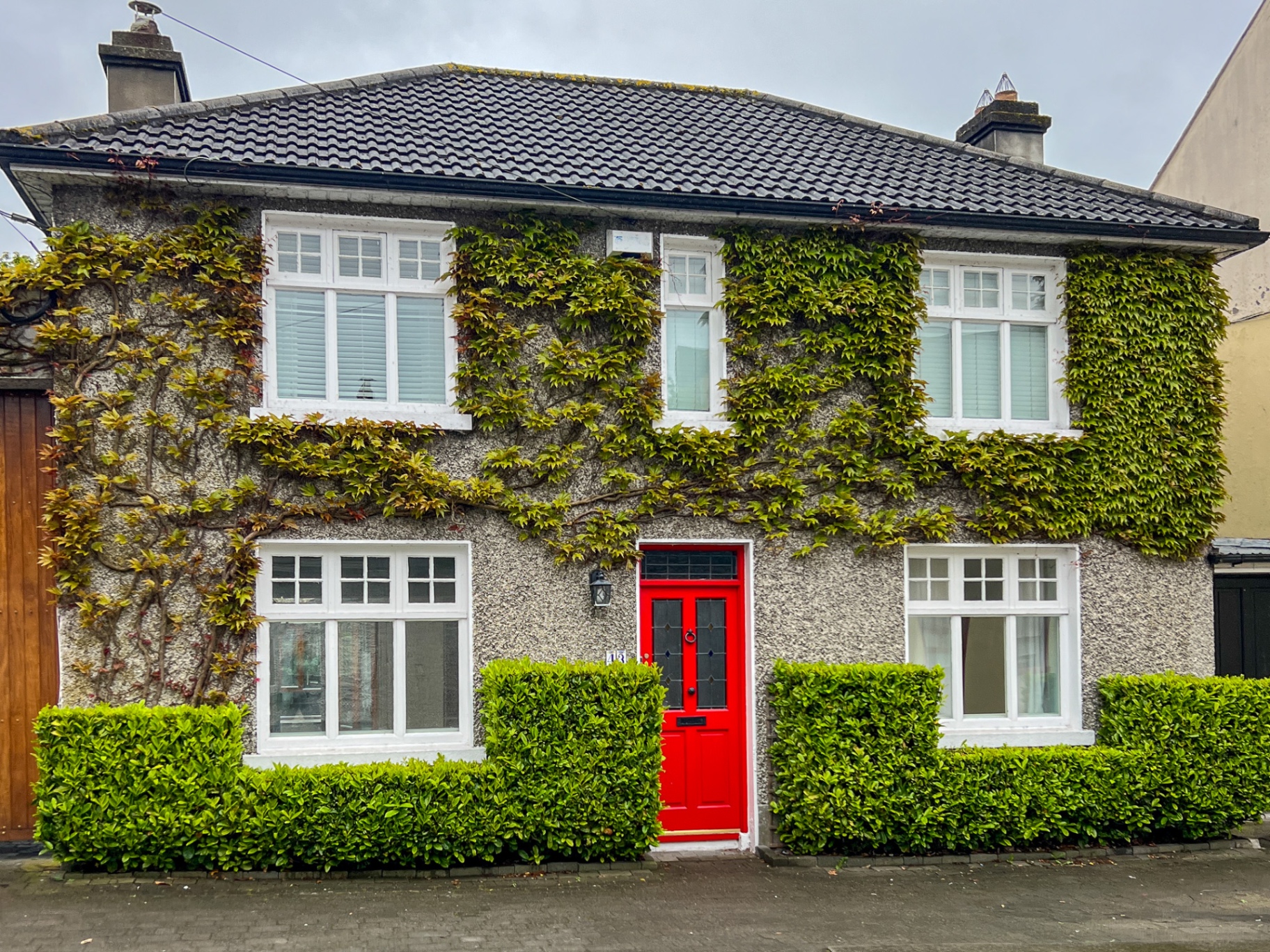 Casa con edera e porta rossa a Kilkenny