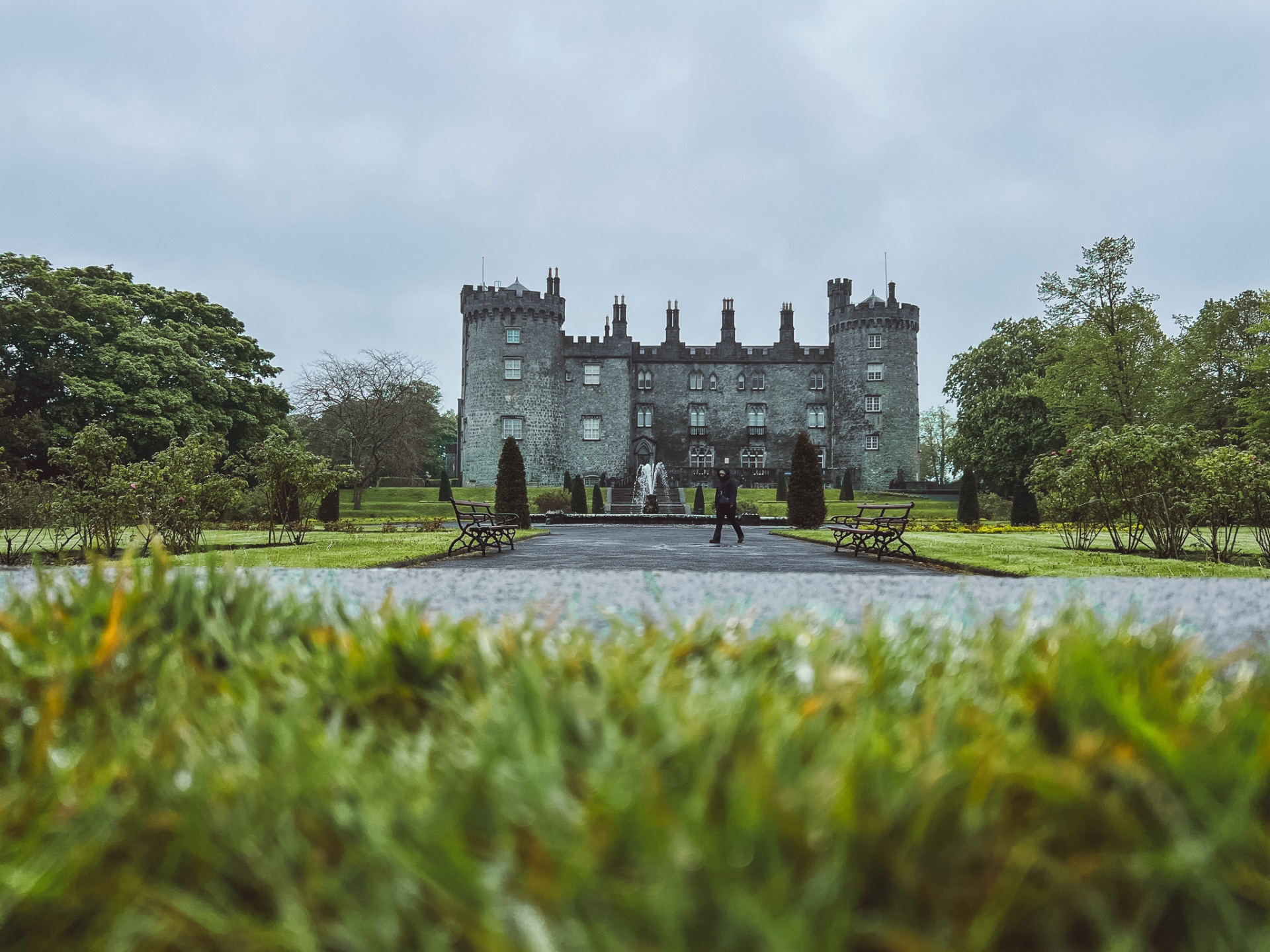 Il castello medievale di Kilkenny visto dai giardini