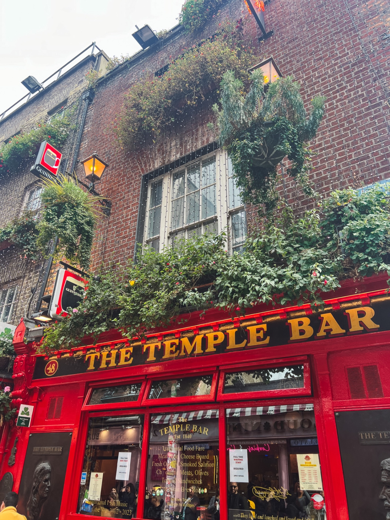 Facciata rossa del Temple Bar a Dublino