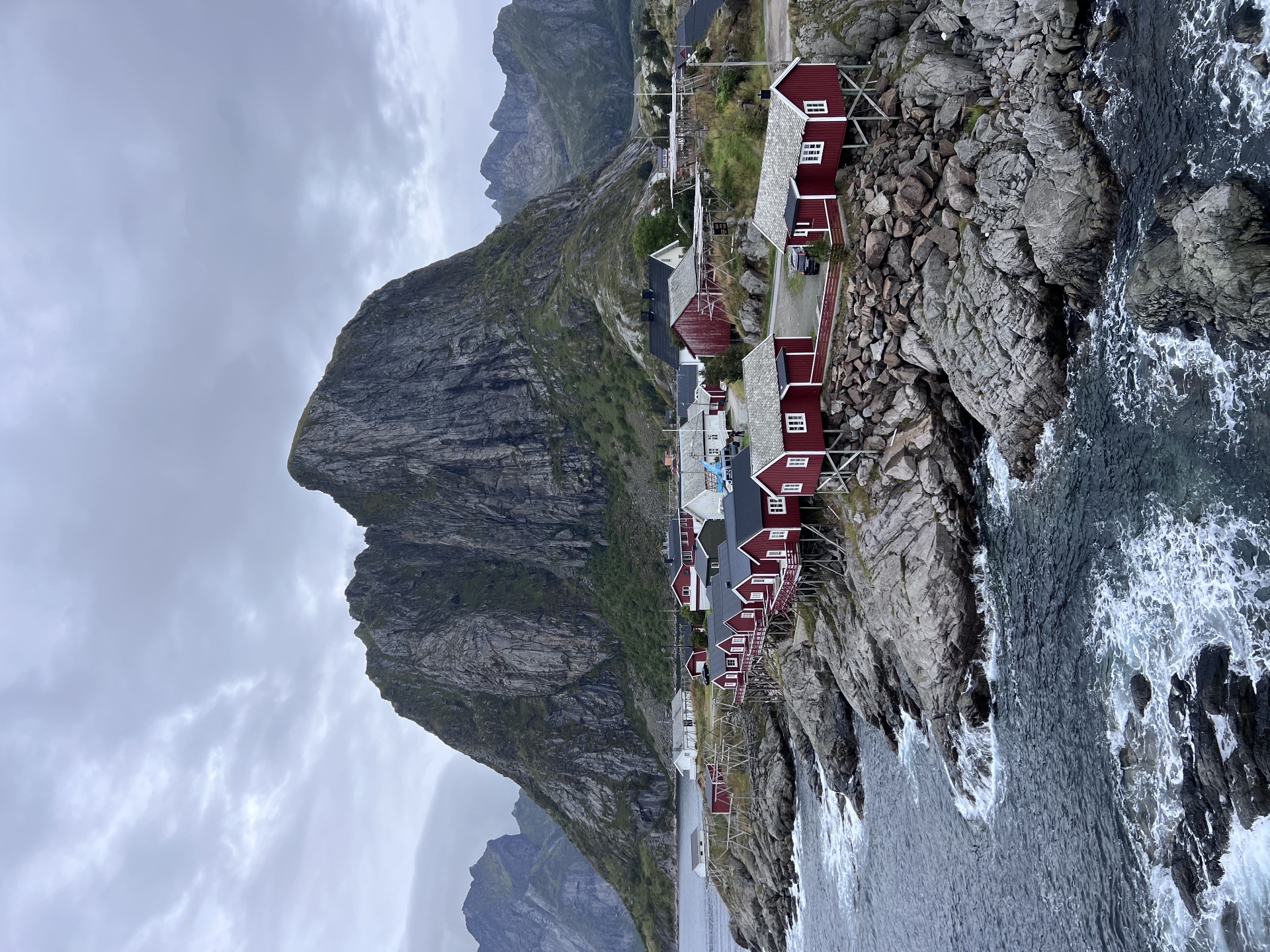 Casette rosse dei pescatori delle Lofoten a picco sul mare