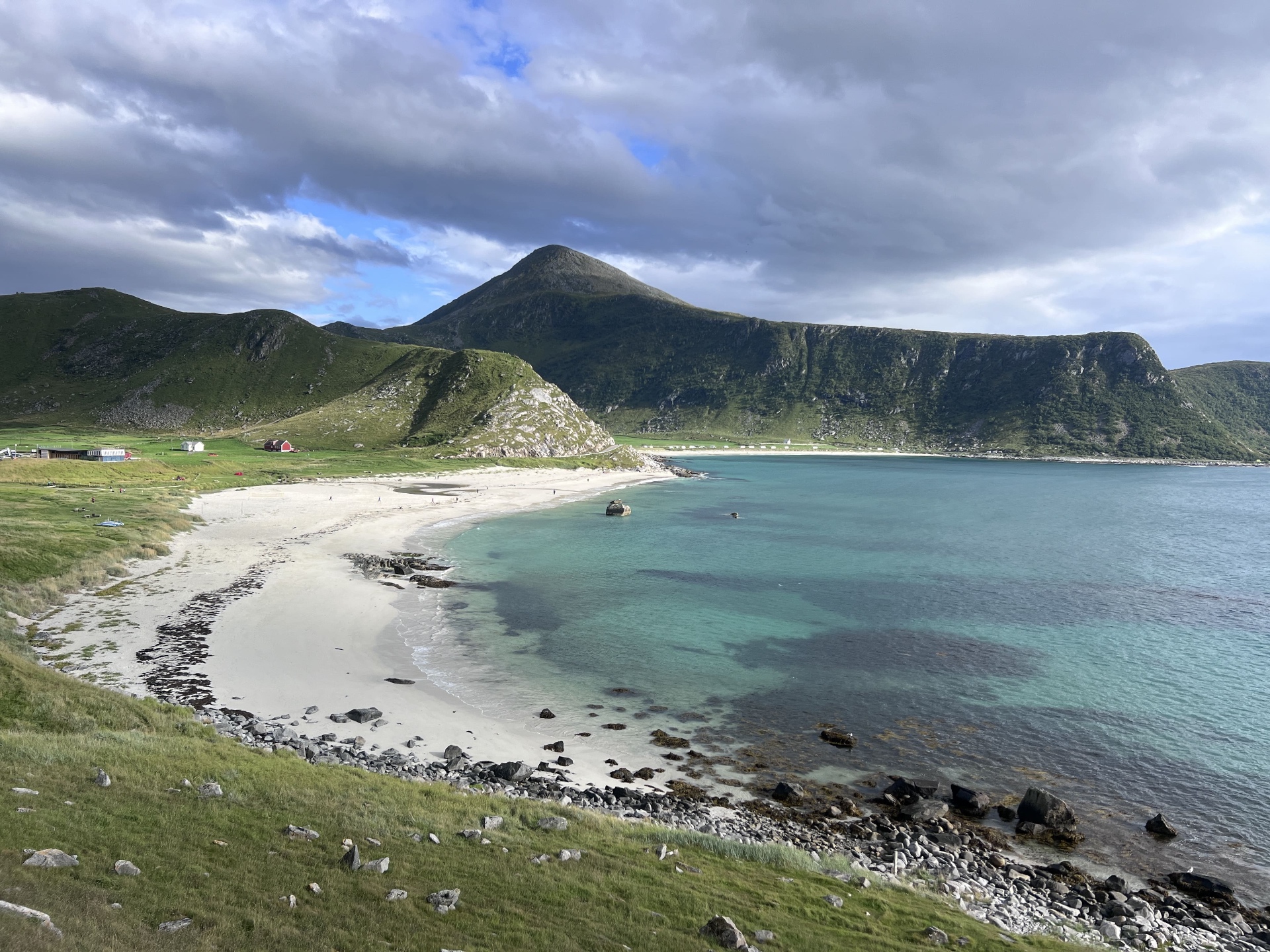 Spiaggia bianca con acqua turchese alle Lofoten