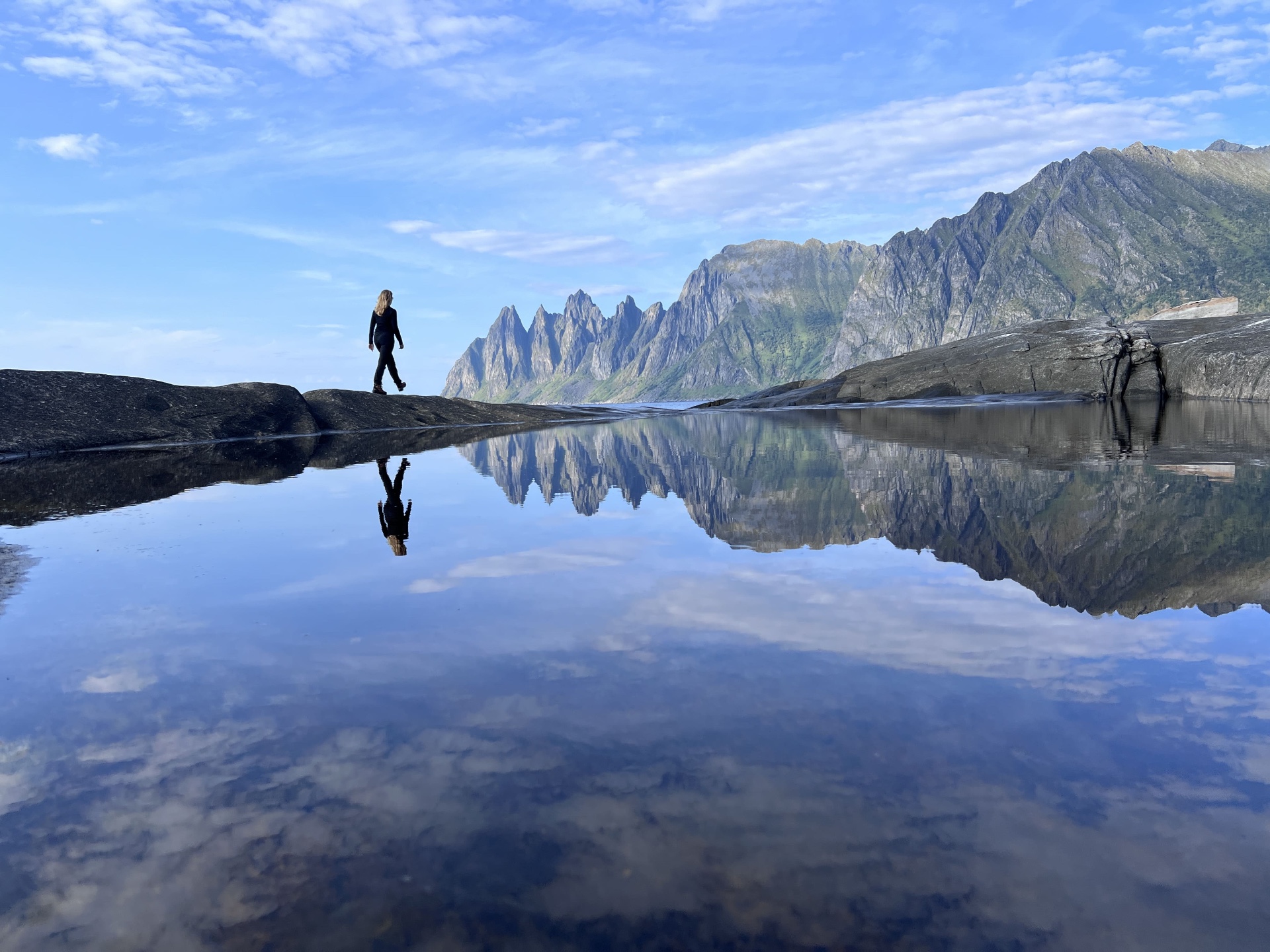 Punte rocciose di Tungeneset riflesse nell’acqua a Senja