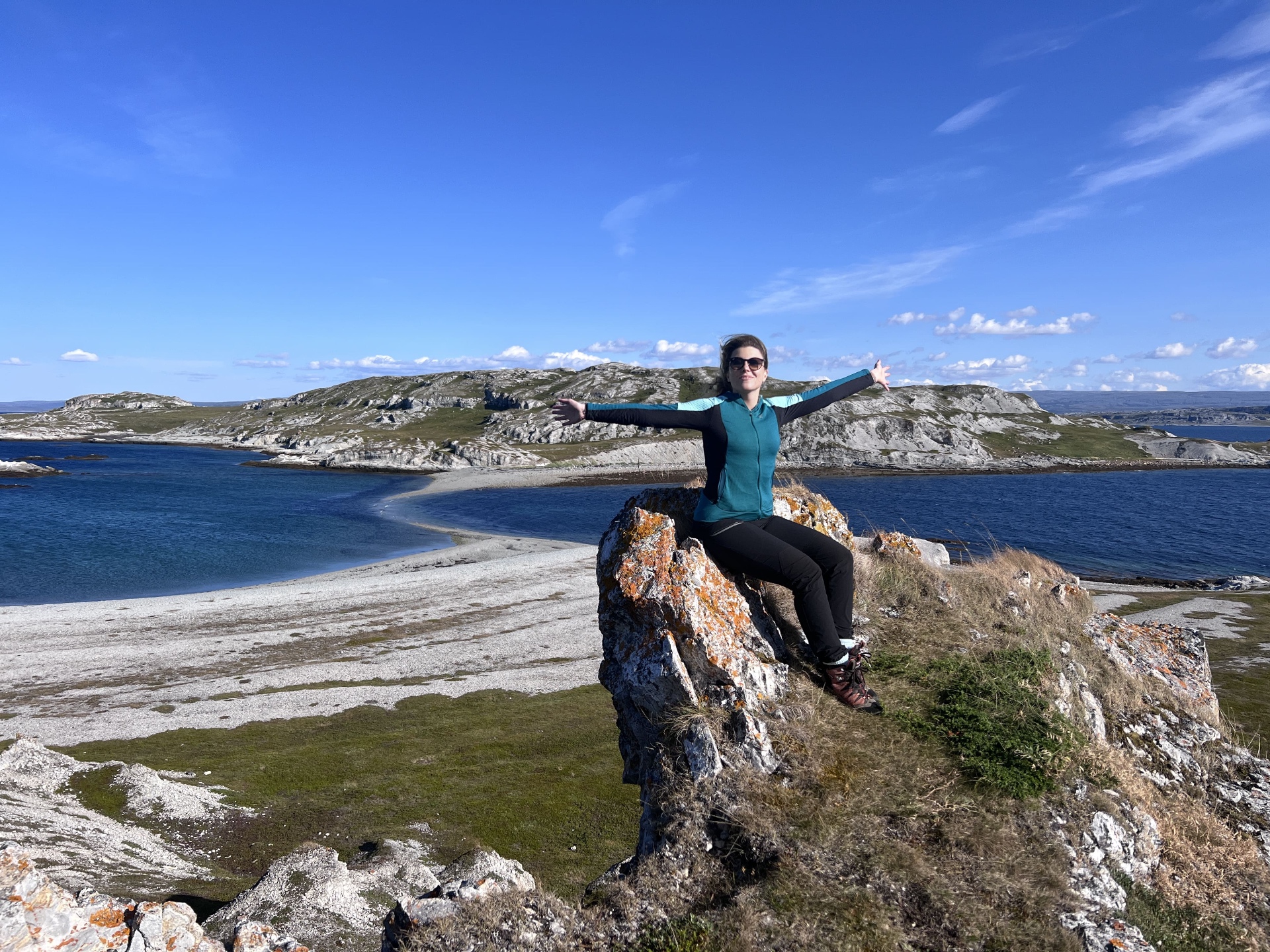 Spiaggia e rocce di Trollholmsund in Lapponia norvegese