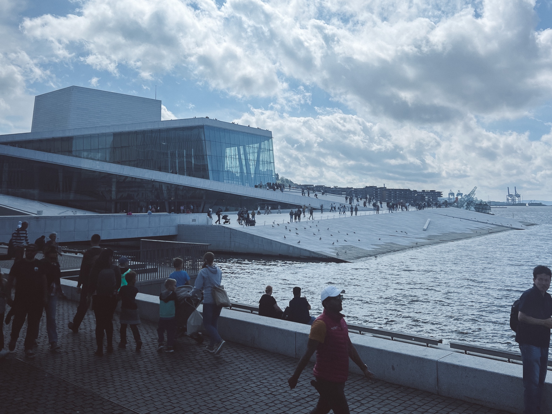 Opera House di Oslo vista dal lungomare