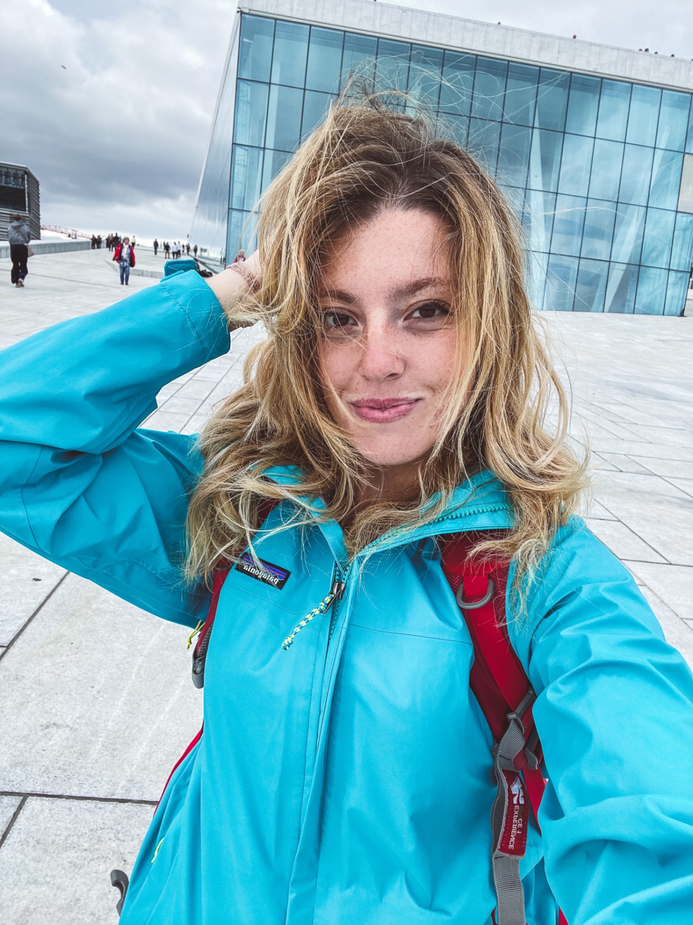 Selfie davanti all’Opera House di Oslo