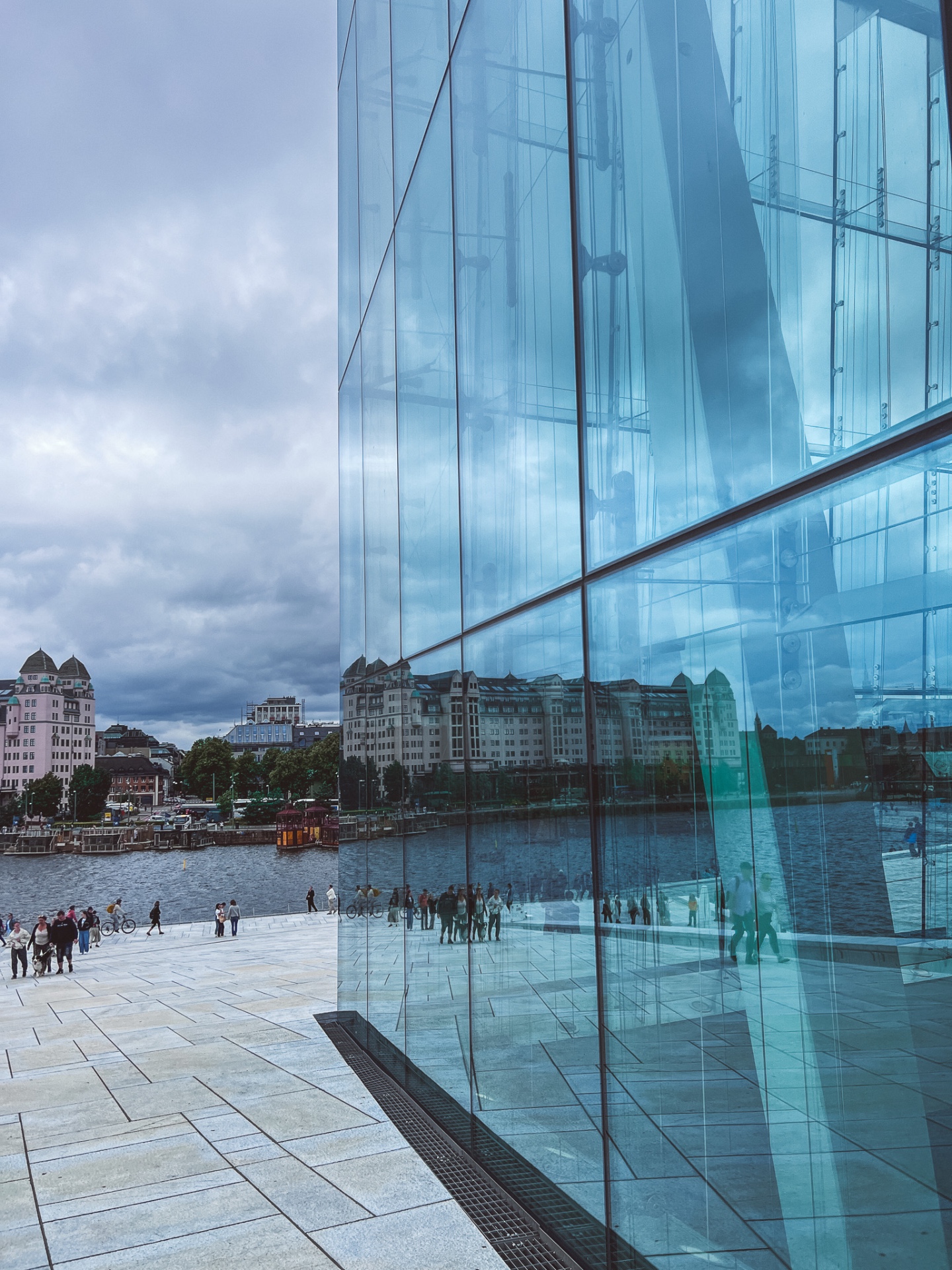 Vetrate dell’Opera House di Oslo con riflessi