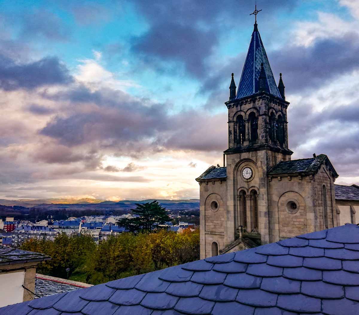 Torre della chiesa di Sarria al tramonto