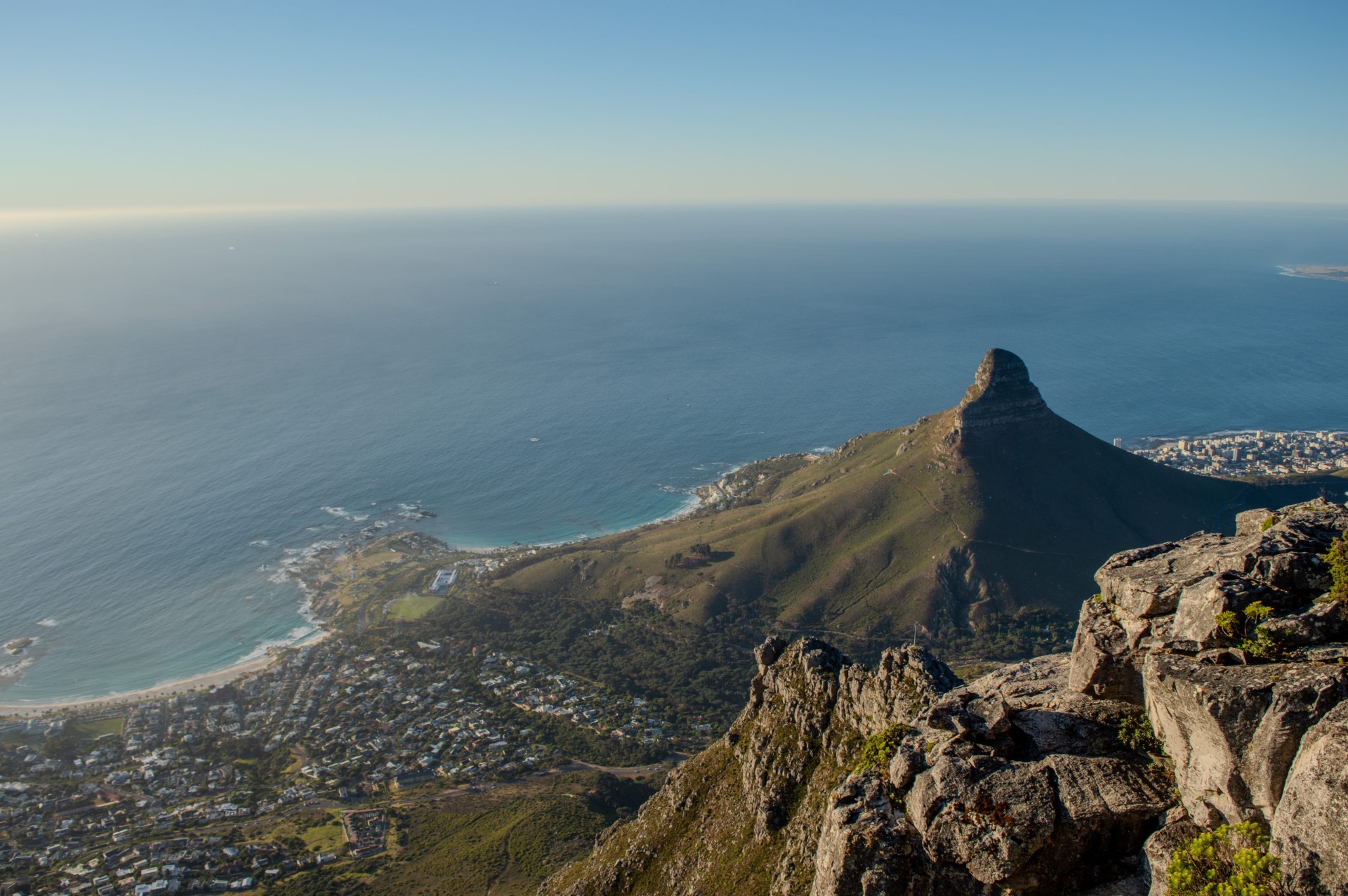 Vista dalla Table Mountain su Lion’s Head e l’oceano