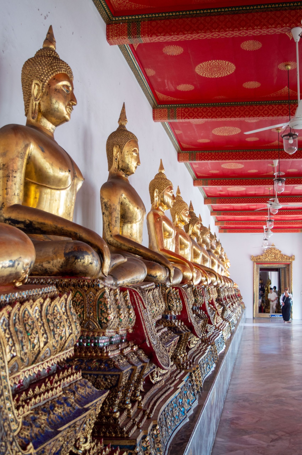 Galleria di statue di Buddha dorate al Wat Pho