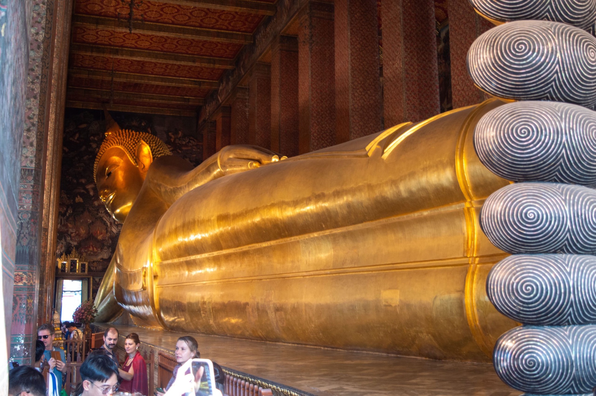 Buddha sdraiato dorato nel Wat Pho a Bangkok