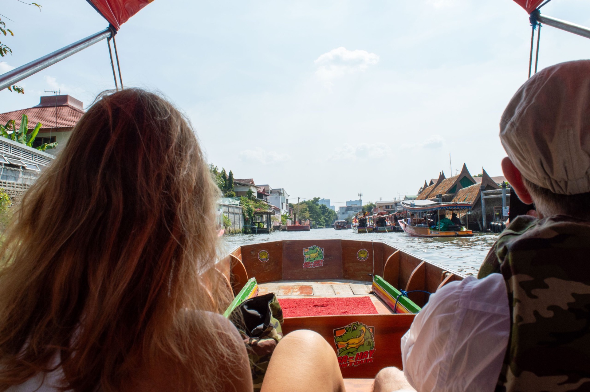 Passeggeri su una longtail boat nei canali di Bangkok