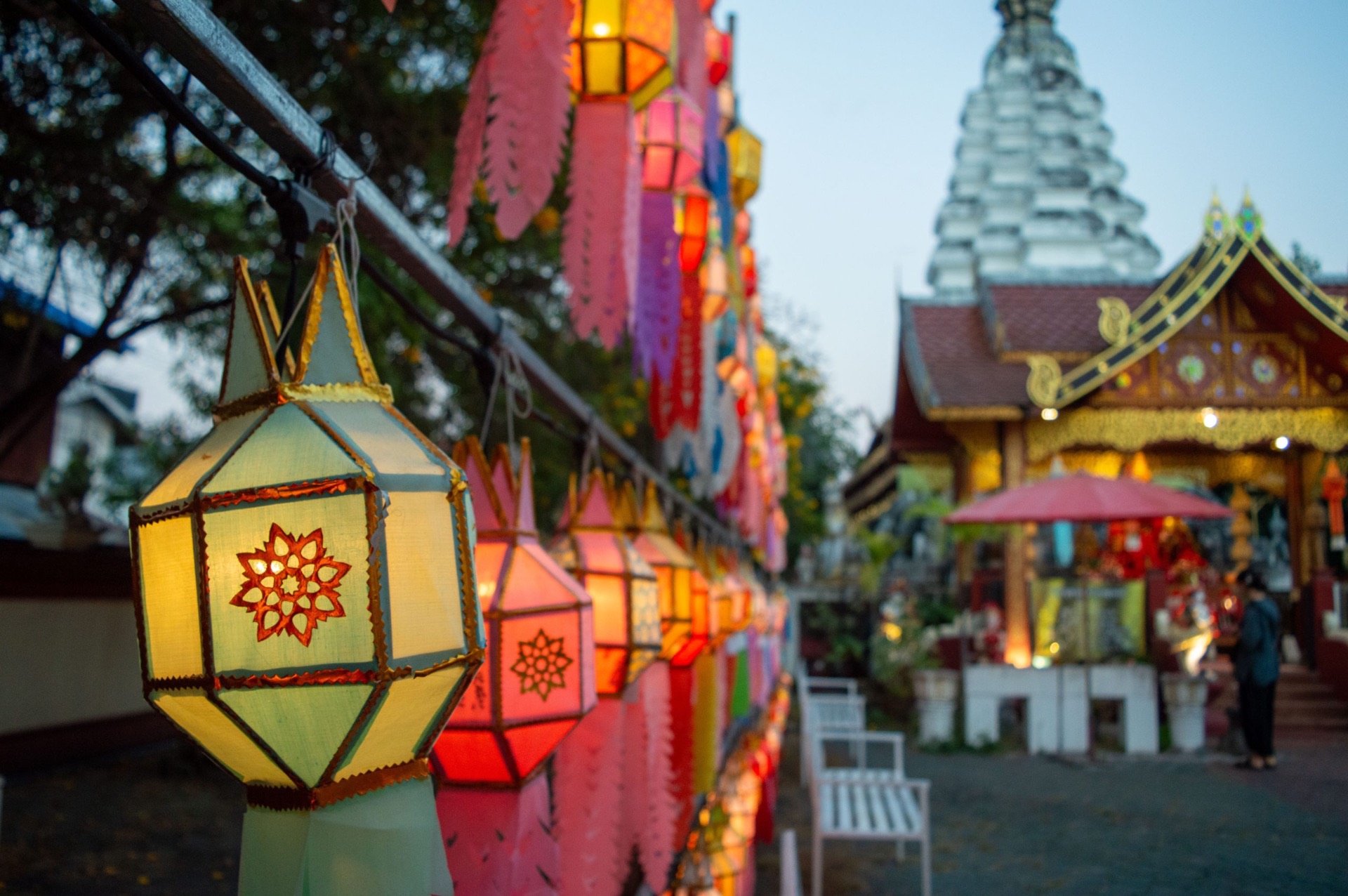 Lanterne accese al tramonto a Chiang Mai