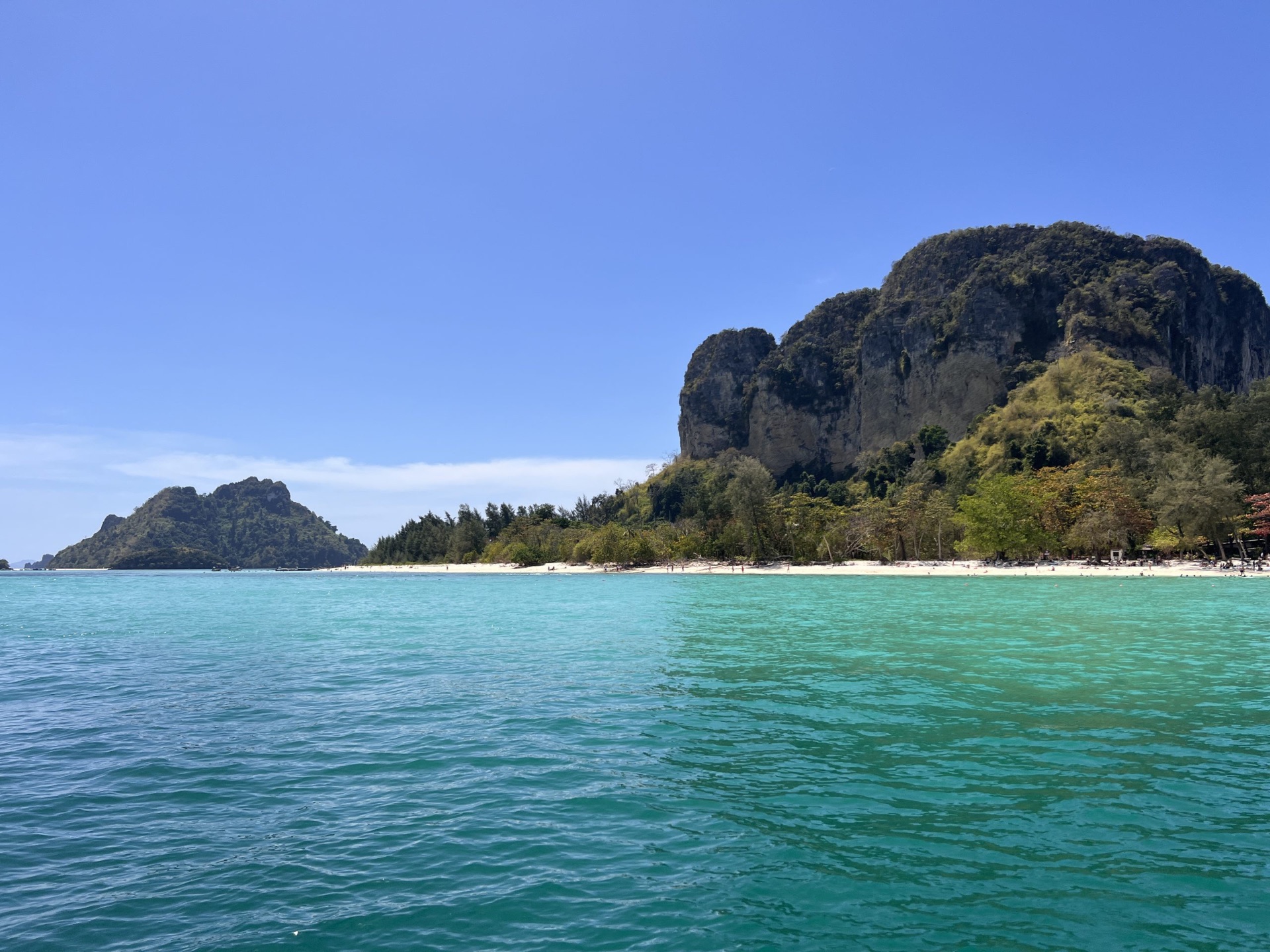 Mare turchese e formazioni rocciose a Krabi