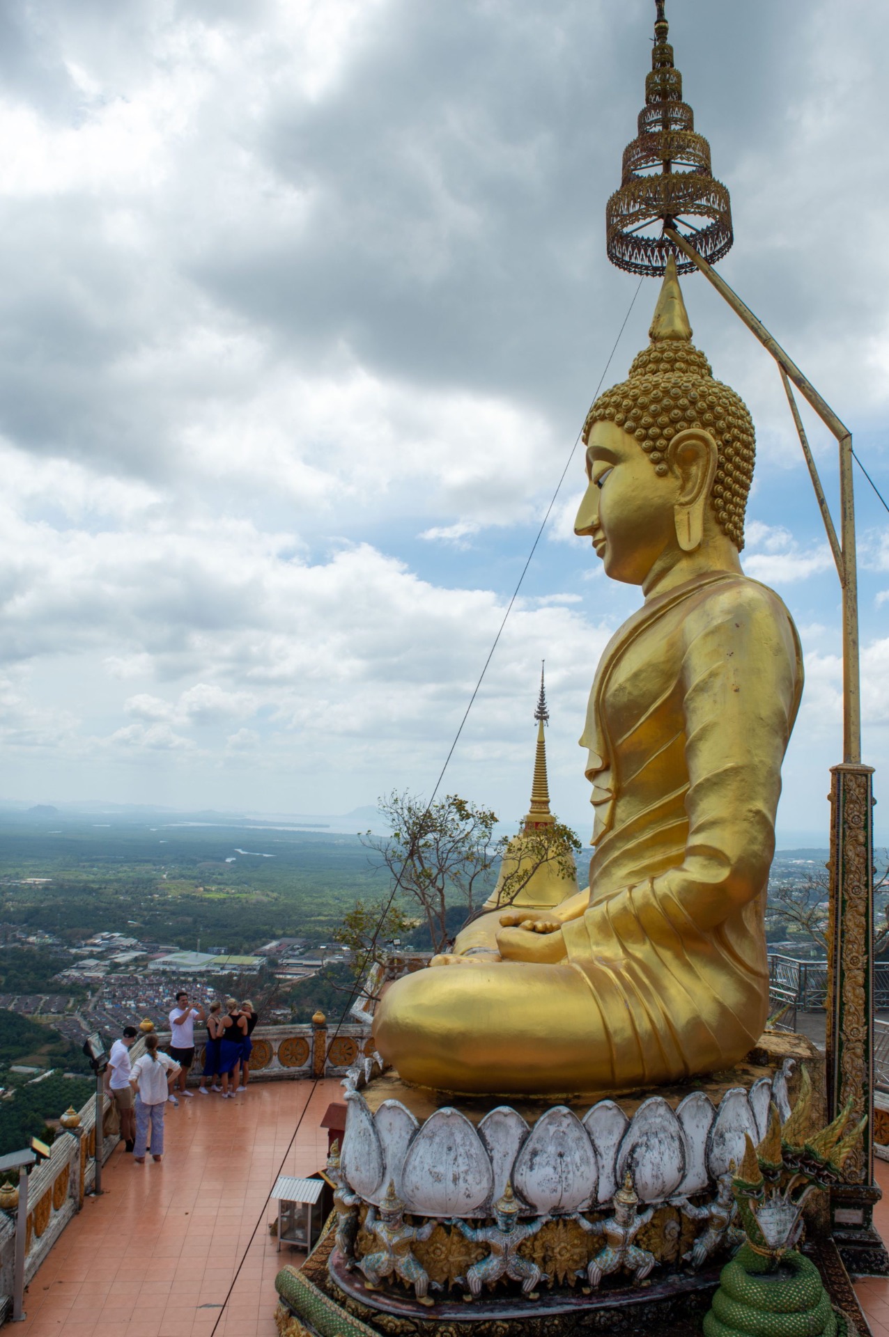 Grande Buddha dorato al Tiger Cave Temple di Krabi